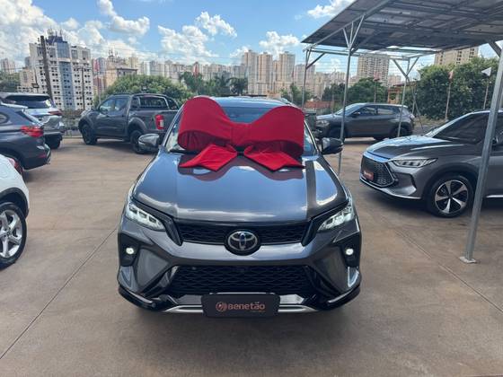 TOYOTA HILUX SW4 2.8 D-4D TURBO DIESEL DIAMOND 7L 4X4 AUTOMÁTICO